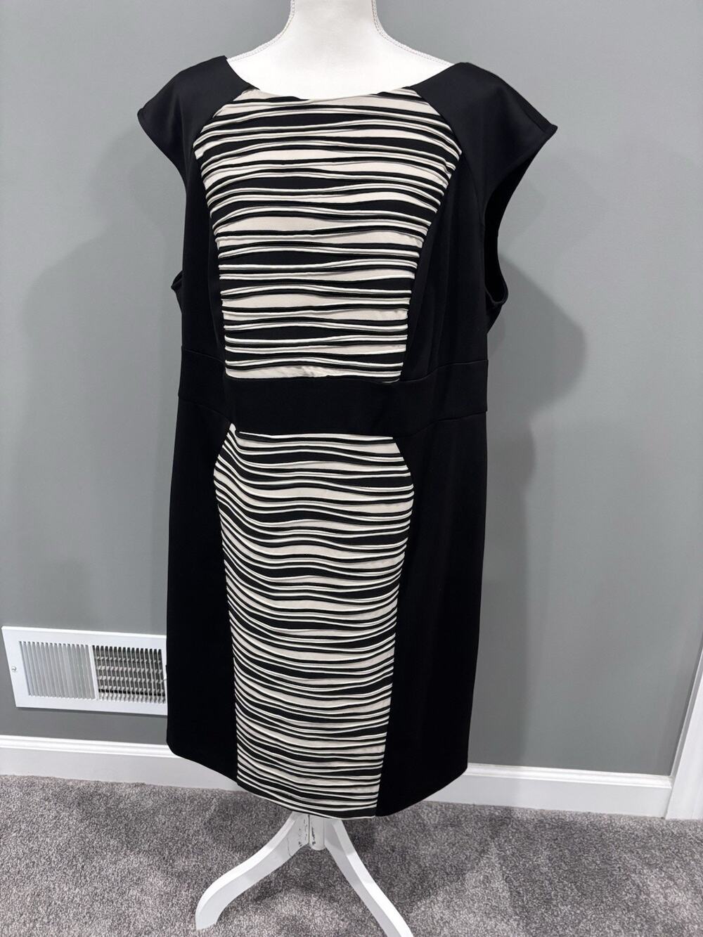 Studio One Color Blocking Dress Black / Beige Size 22W